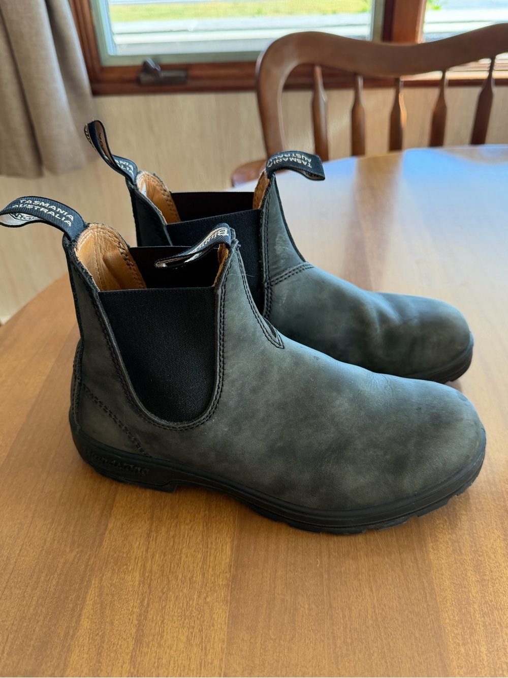 Black Women’s Blundstone, Classic Chelsea Boot size 7.5 US